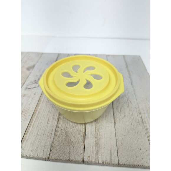 Vintage Rubbermaid 2 Cup Daisy Storage Container J-3212 Yellow Flower - Picture 1 of 10